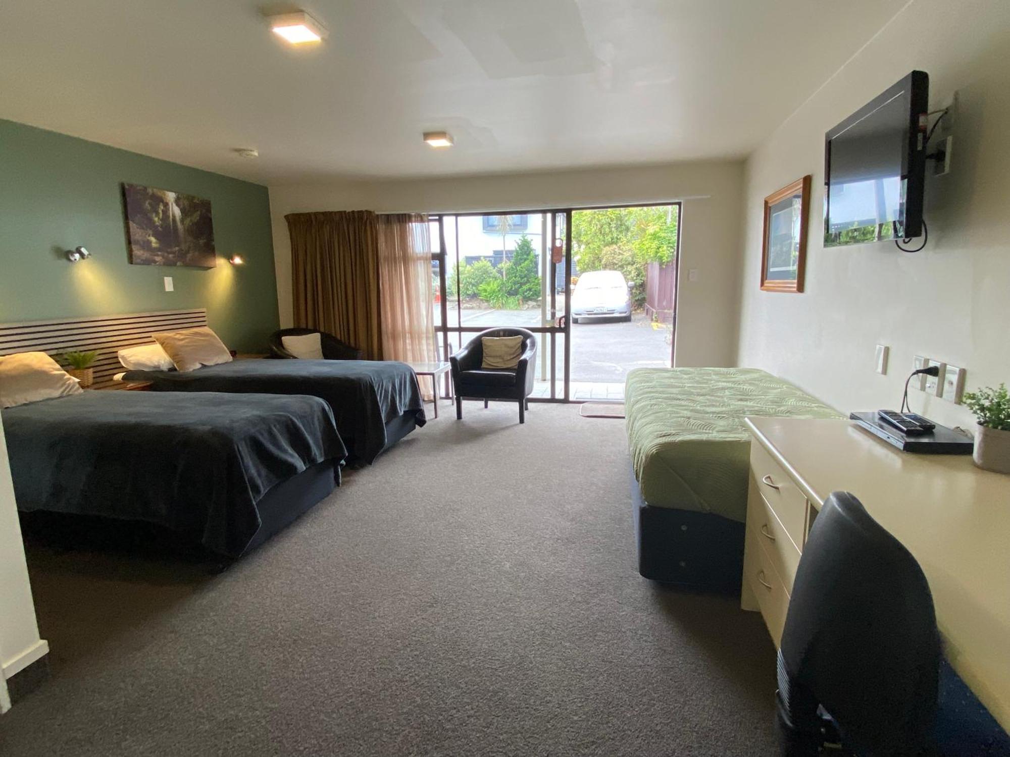Commodore Motel Dunedin Exterior photo